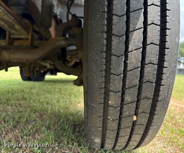 image for item EJ3672 2001 Ford F450 Super Duty XL bucket truck