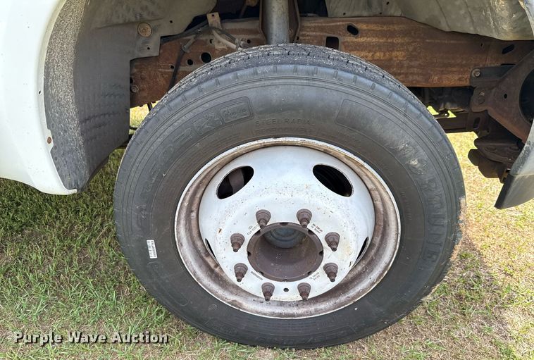 image for item EJ3672 2001 Ford F450 Super Duty XL bucket truck