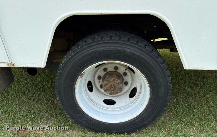 image for item EJ3672 2001 Ford F450 Super Duty XL bucket truck