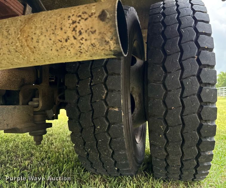 image for item EJ3672 2001 Ford F450 Super Duty XL bucket truck