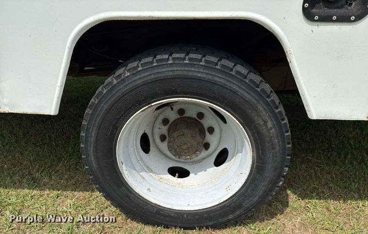 image for item EJ3672 2001 Ford F450 Super Duty XL bucket truck