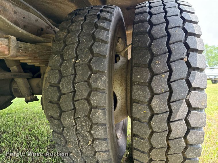 image for item EJ3672 2001 Ford F450 Super Duty XL bucket truck