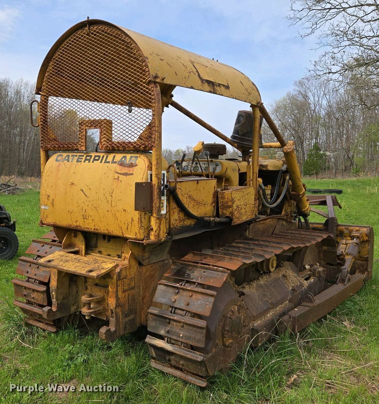 image for item EJ7455 1970 Caterpillar D4 dozer