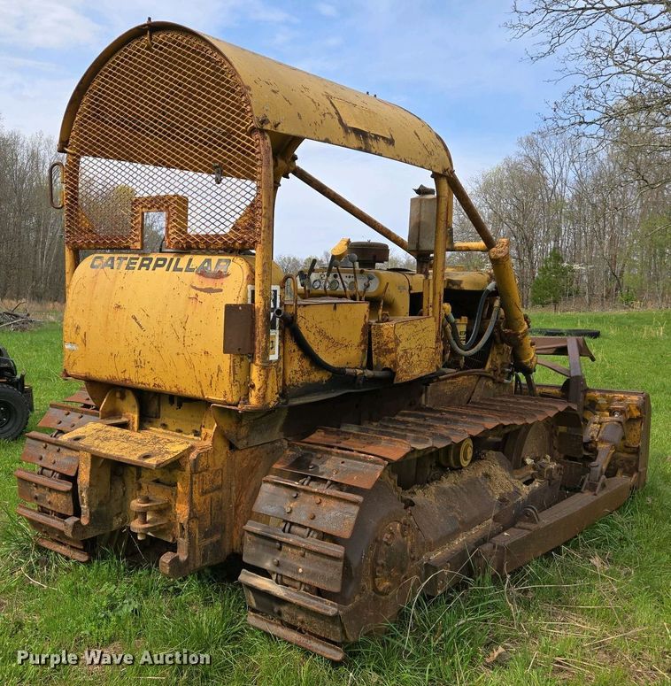 image for item EJ7455 1970 Caterpillar D4 dozer