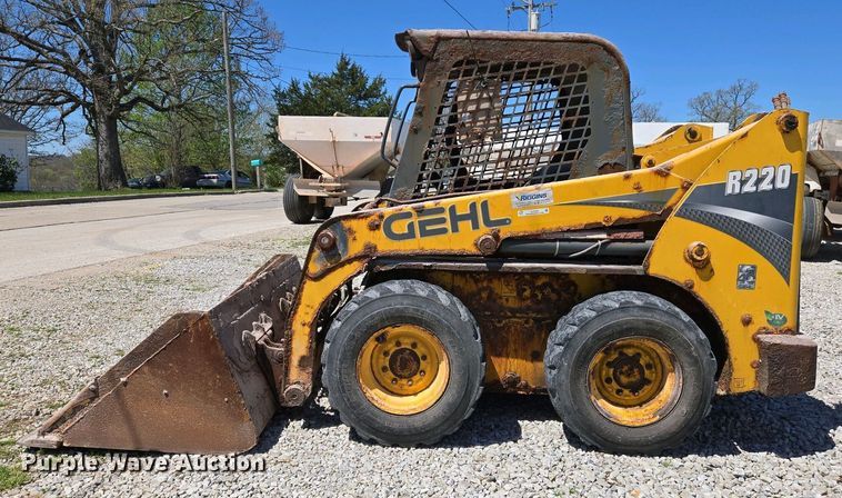 image for item EJ7458 2014 Gehl R220 skid steer loader