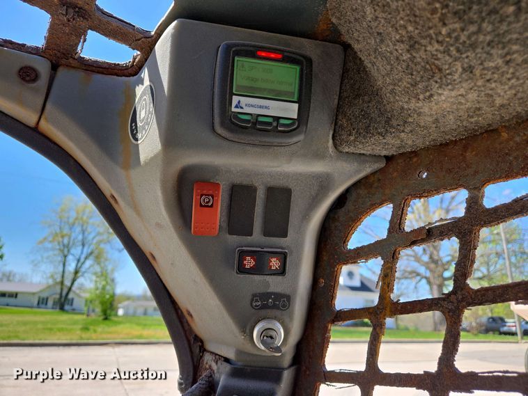 image for item EJ7458 2014 Gehl R220 skid steer loader