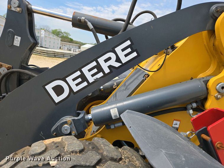 image for item EJ7484 2022 John Deere 324L wheel loader