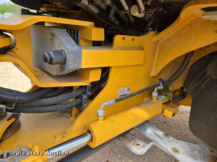 image for item EJ7484 2022 John Deere 324L wheel loader