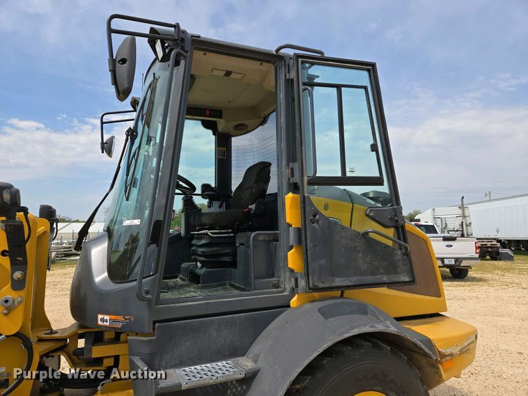 image for item EJ7484 2022 John Deere 324L wheel loader