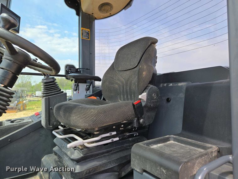 image for item EJ7484 2022 John Deere 324L wheel loader