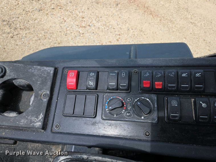 image for item EJ7484 2022 John Deere 324L wheel loader