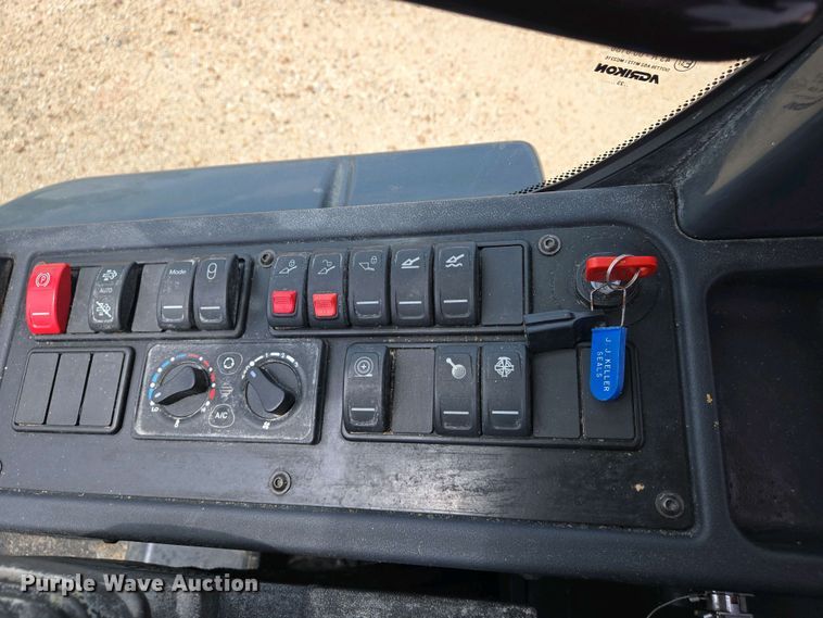 image for item EJ7484 2022 John Deere 324L wheel loader