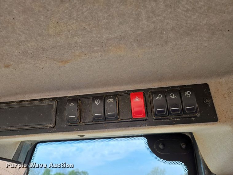 image for item EJ7484 2022 John Deere 324L wheel loader