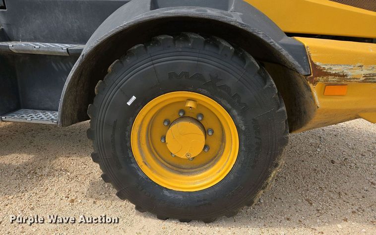 image for item EJ7484 2022 John Deere 324L wheel loader