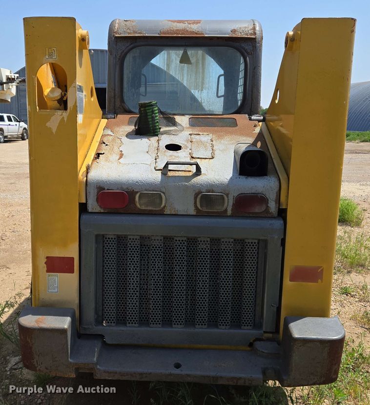 image for item EJ7532 2004 Gehl 5640 skid steer loader