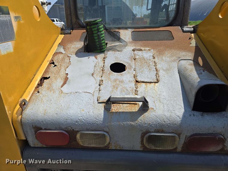 image for item EJ7532 2004 Gehl 5640 skid steer loader