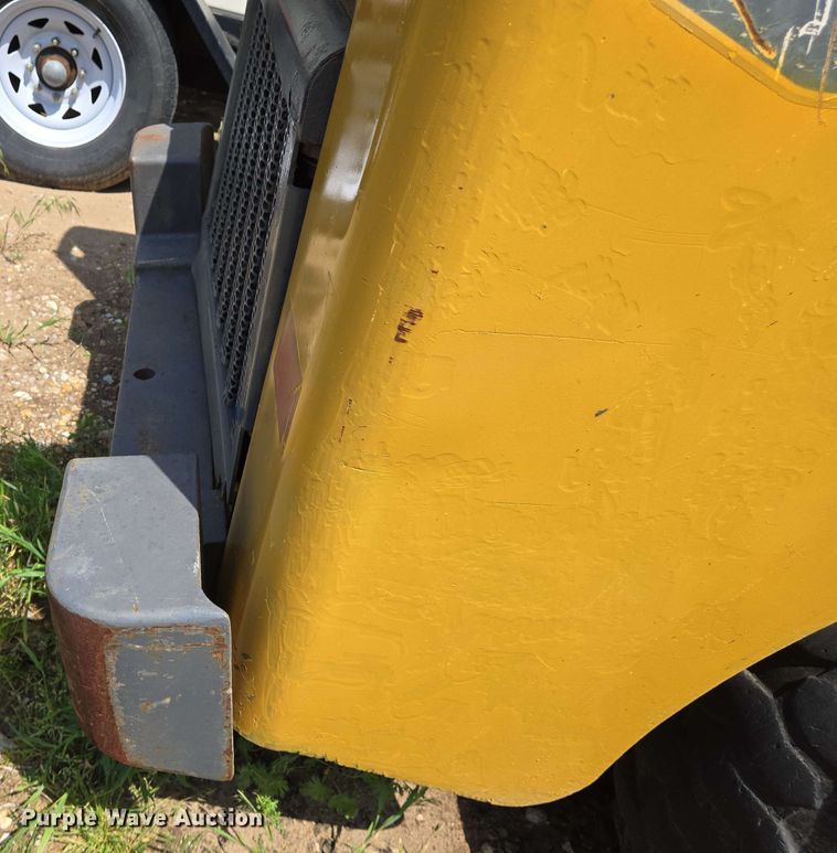 image for item EJ7532 2004 Gehl 5640 skid steer loader