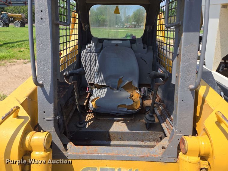 image for item EJ7532 2004 Gehl 5640 skid steer loader
