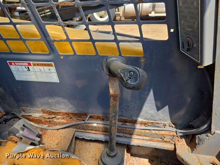 image for item EJ7532 2004 Gehl 5640 skid steer loader