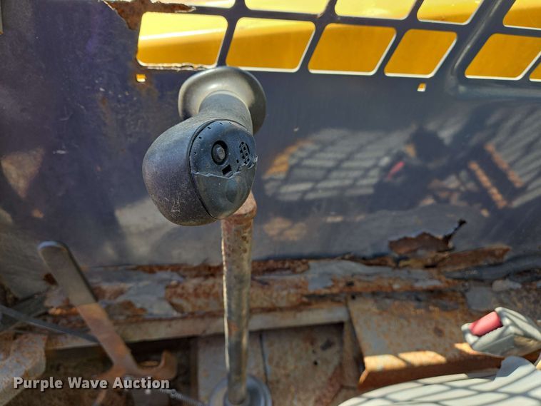 image for item EJ7532 2004 Gehl 5640 skid steer loader