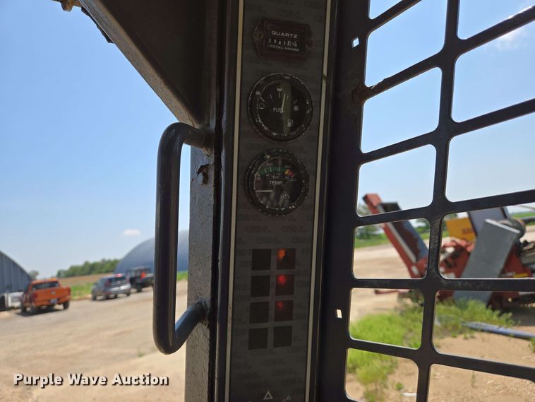 image for item EJ7532 2004 Gehl 5640 skid steer loader