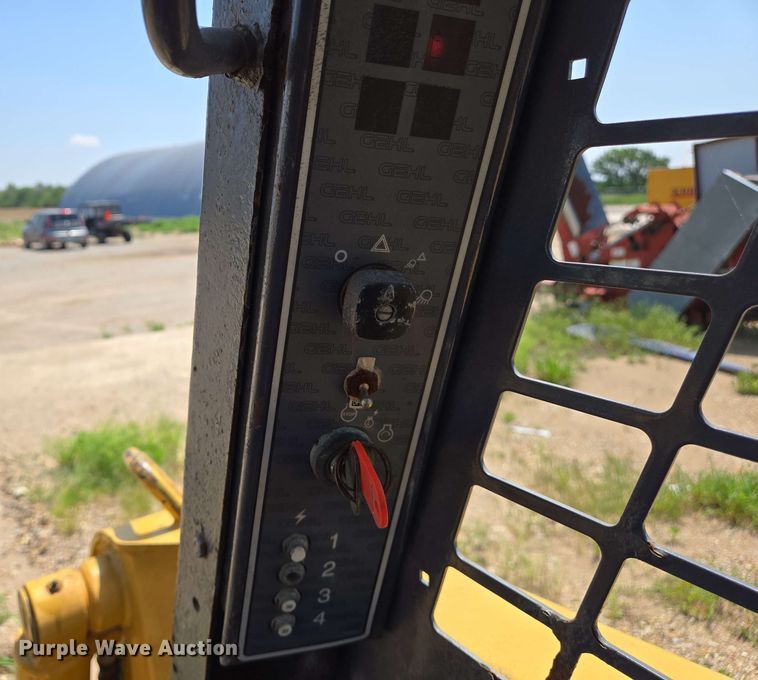 image for item EJ7532 2004 Gehl 5640 skid steer loader