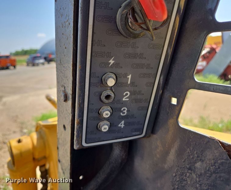 image for item EJ7532 2004 Gehl 5640 skid steer loader