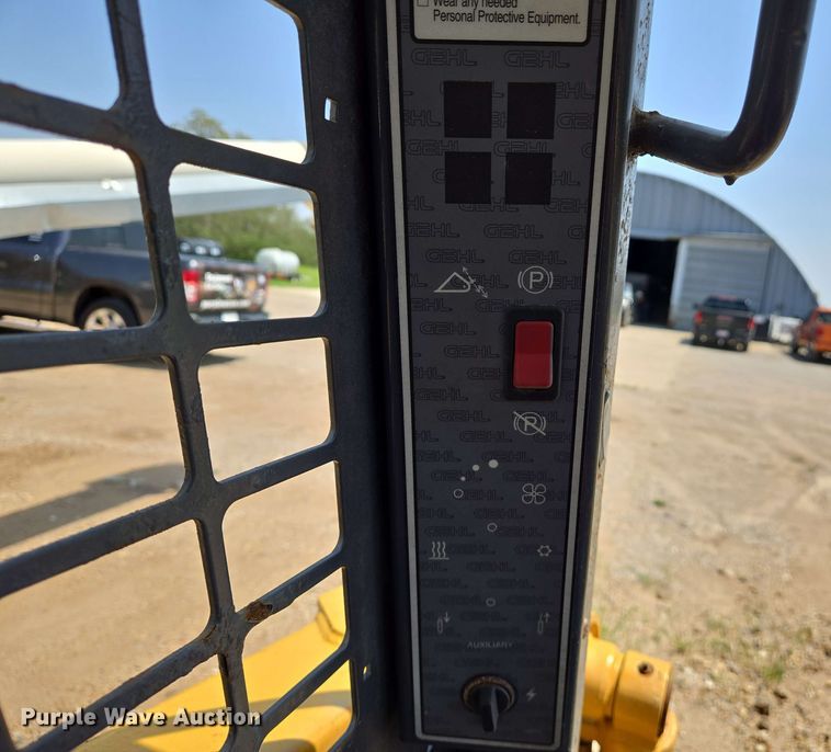 image for item EJ7532 2004 Gehl 5640 skid steer loader