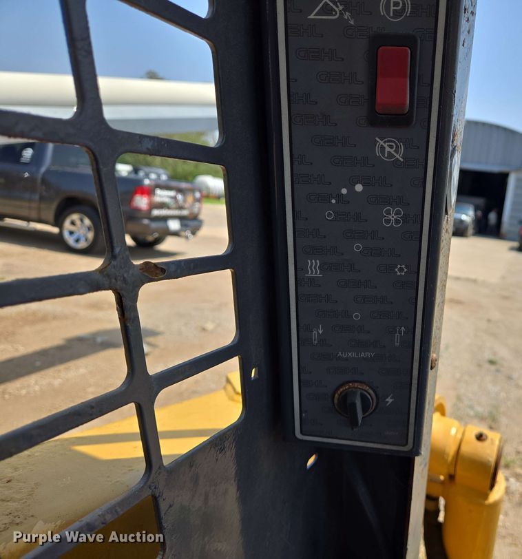image for item EJ7532 2004 Gehl 5640 skid steer loader