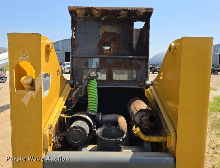 image for item EJ7532 2004 Gehl 5640 skid steer loader