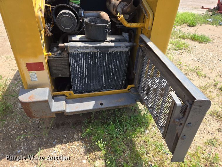 image for item EJ7532 2004 Gehl 5640 skid steer loader