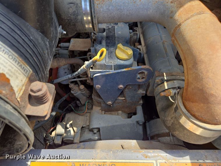 image for item EJ7532 2004 Gehl 5640 skid steer loader