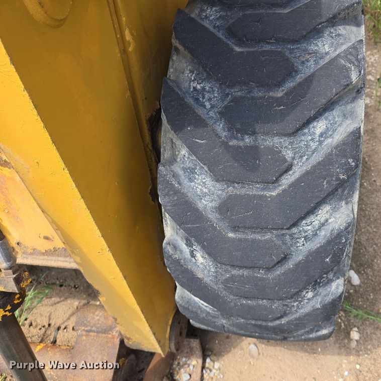 image for item EJ7532 2004 Gehl 5640 skid steer loader