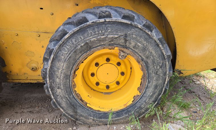 image for item EJ7532 2004 Gehl 5640 skid steer loader