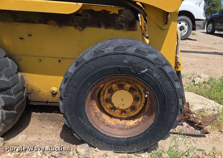 image for item EJ7532 2004 Gehl 5640 skid steer loader