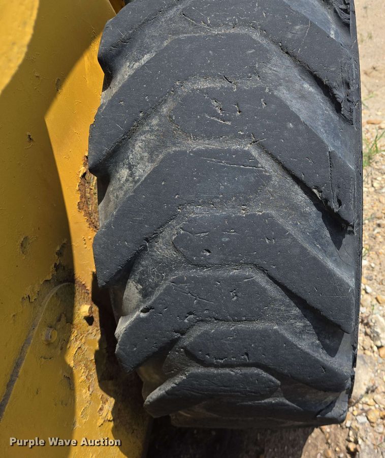 image for item EJ7532 2004 Gehl 5640 skid steer loader