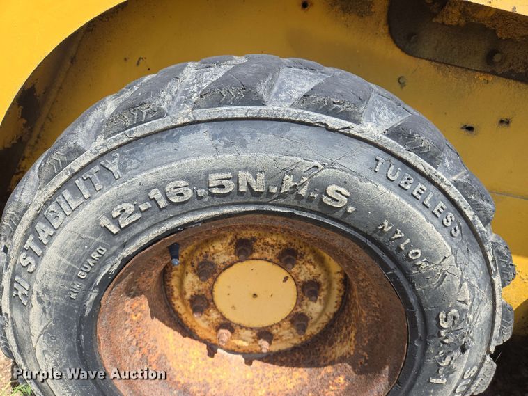 image for item EJ7532 2004 Gehl 5640 skid steer loader