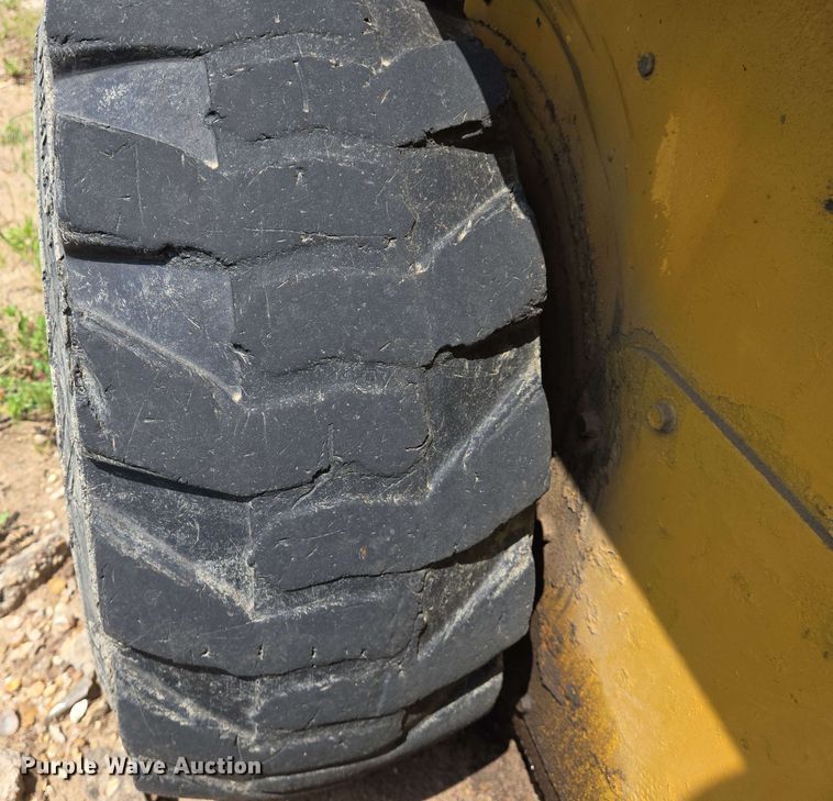 image for item EJ7532 2004 Gehl 5640 skid steer loader