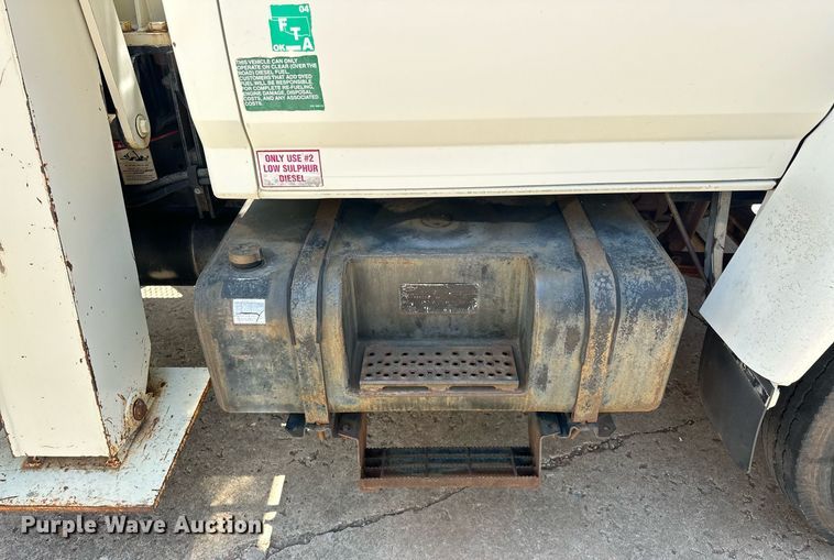 image for item EJ8657 1998 Ford F800 crane truck