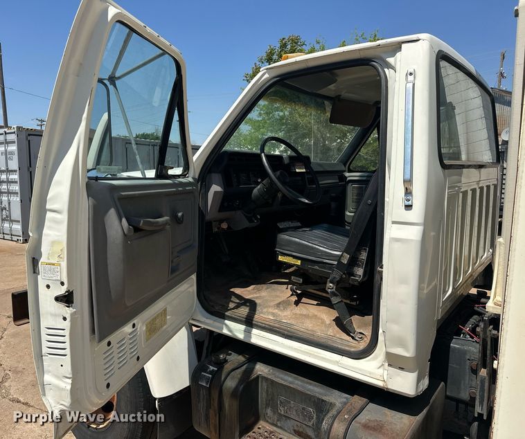 image for item EJ8657 1998 Ford F800 crane truck