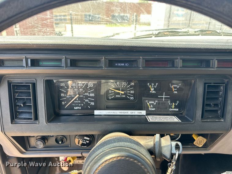 image for item EJ8657 1998 Ford F800 crane truck