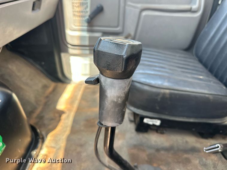 image for item EJ8657 1998 Ford F800 crane truck