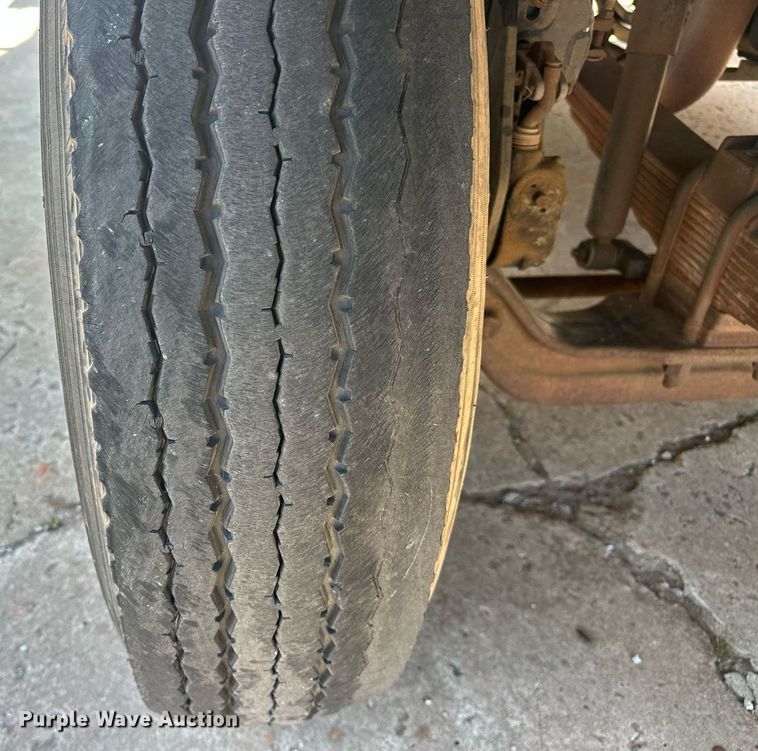 image for item EJ8657 1998 Ford F800 crane truck