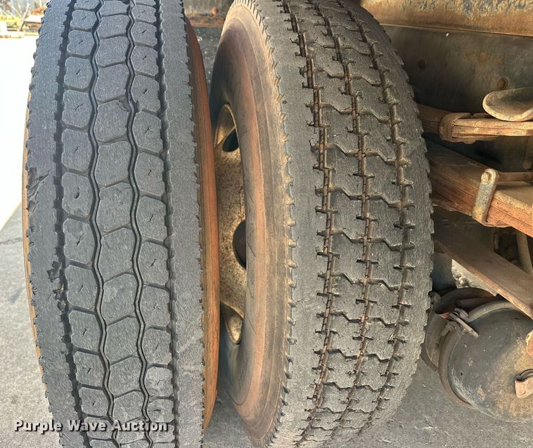 image for item EJ8657 1998 Ford F800 crane truck