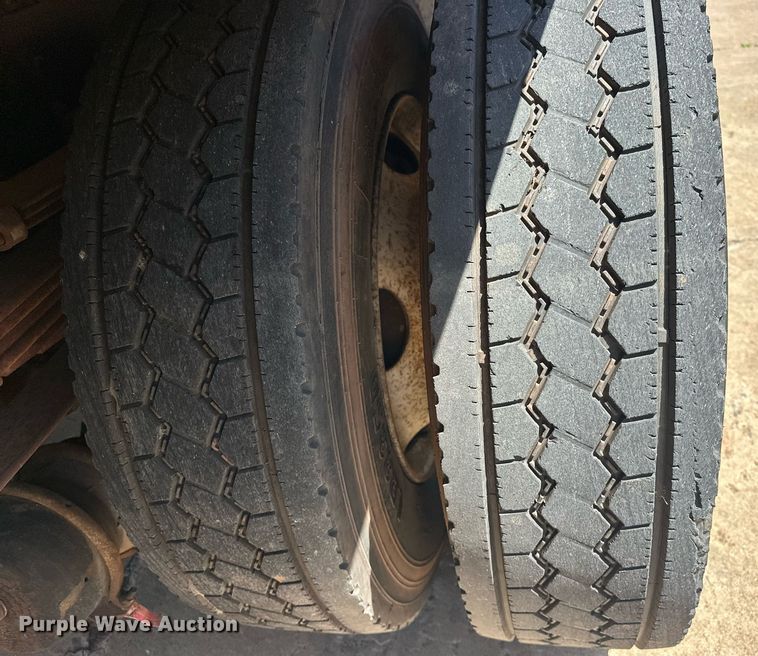 image for item EJ8657 1998 Ford F800 crane truck