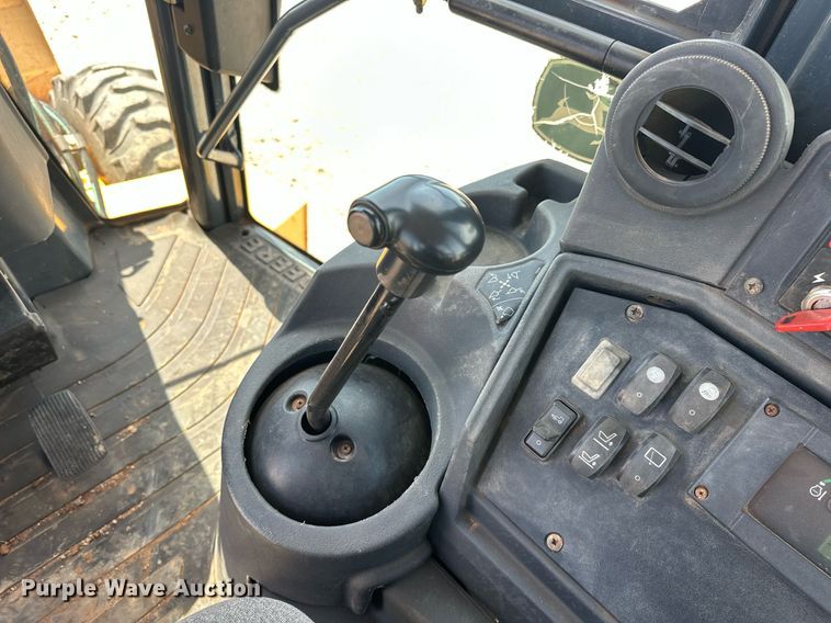 image for item EJ8680 2008 John Deere 310SJ backhoe