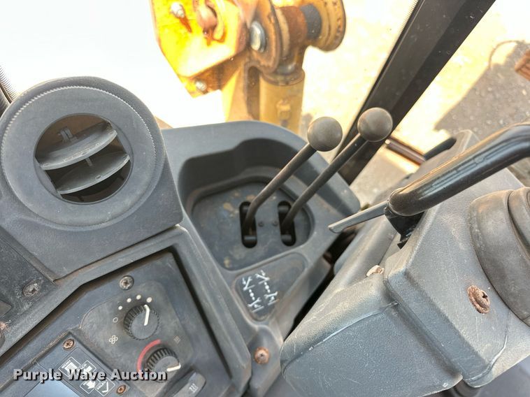 image for item EJ8680 2008 John Deere 310SJ backhoe