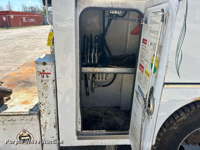 image for item EK2919 2006 Chevrolet C7500 utility / service truck