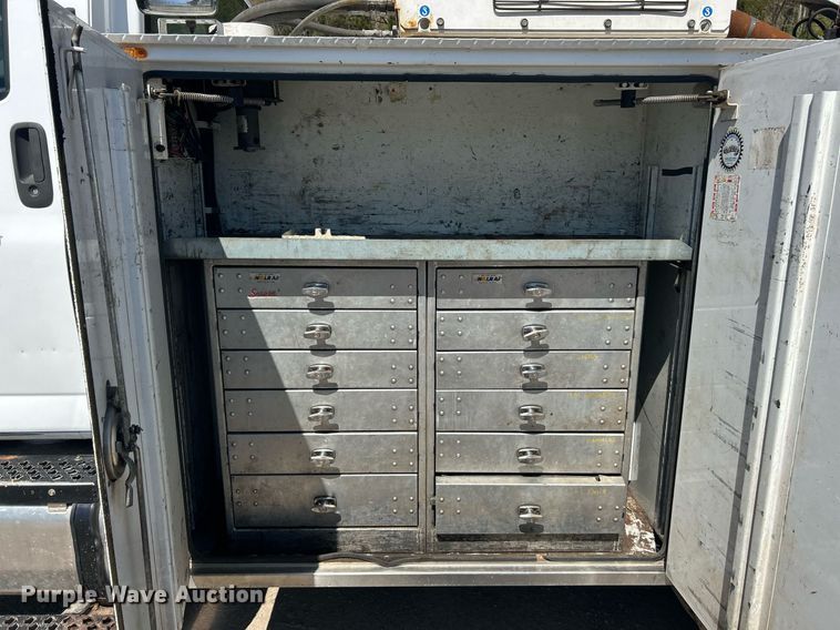 image for item EK2919 2006 Chevrolet C7500 utility / service truck