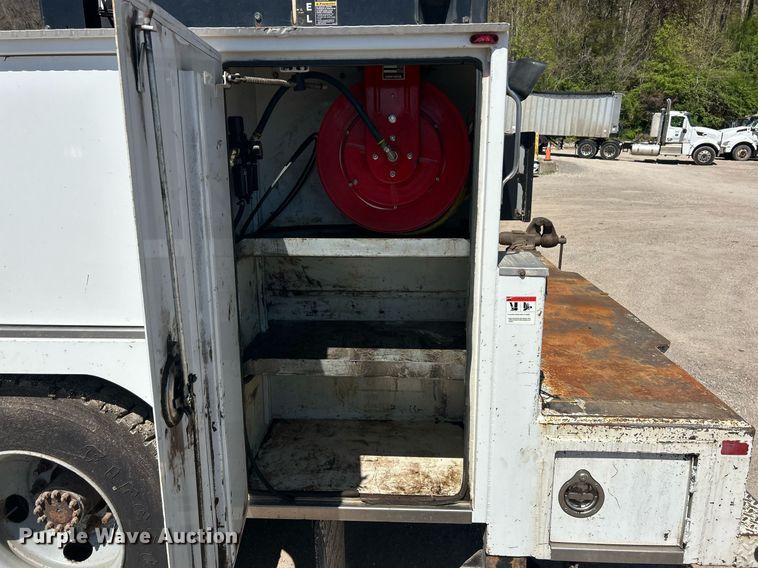 image for item EK2919 2006 Chevrolet C7500 utility / service truck